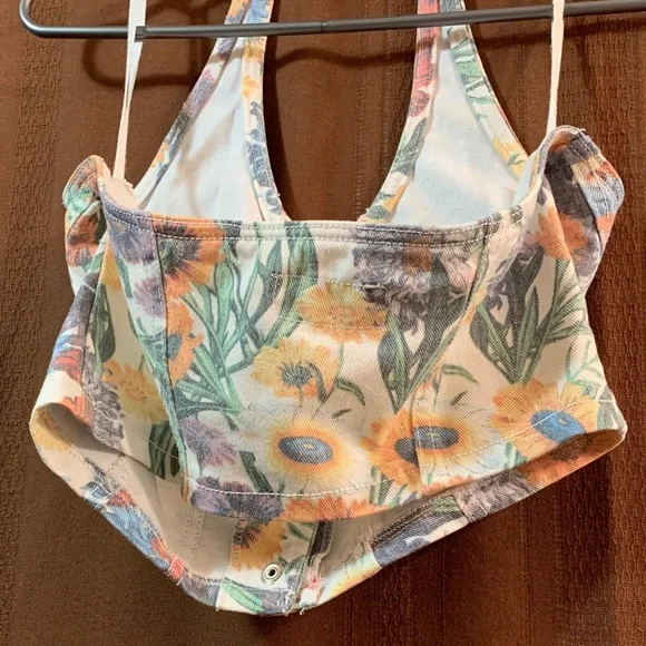 Button-Down Halter Crop Top - Picture 9 of 11